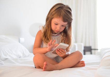 دراسة: إدمان الأطفال على الهواتف قد يصيبهم بالكسل الدائم