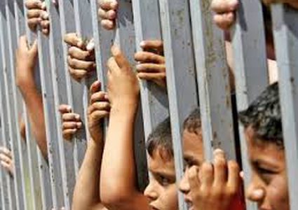 أسرى "عوفر" يرجعون وجبة الإفطار احتجاجا على نقل الأسرى الأطفال