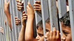 أسرى "عوفر" يرجعون وجبة الإفطار احتجاجا على نقل الأسرى الأطفال