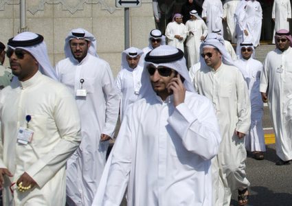 الكويت تقرر إنهاء خدمات 25 ألف وافد