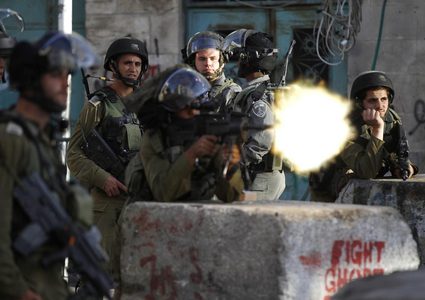 أريحا: الاحتلال يعتقل شابا ويصيب عشرات الحالات بالاختناق