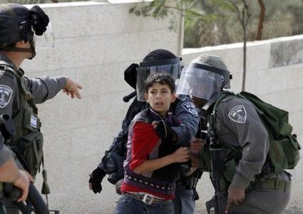 الاحتلال يعتقل طفلين من بيت أمر شمال الخليل