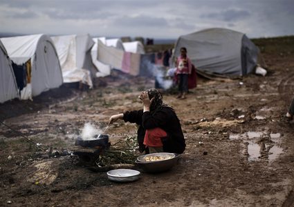 700 ألف سوري نزحوا عن إدلب وسط ضربات جوية مكثفة