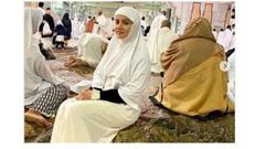 فنانة هندية تعتزل وتؤدي مناسك العمرة