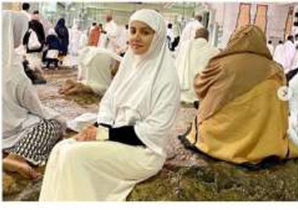 فنانة هندية تعتزل وتؤدي مناسك العمرة
