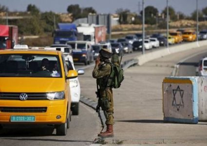 الاحتلال يحتجز حافلات تقل متضامنين متجهين للأغوار