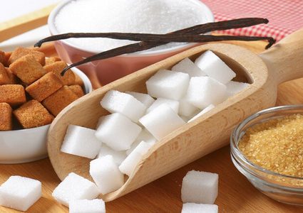 ما الفرق بين السكر الأبيض والبني؟
