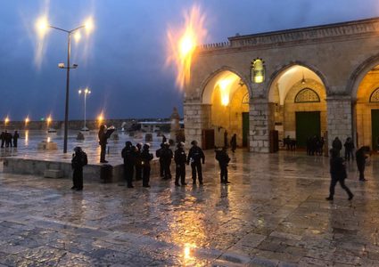 اصابات واعتقالات عقب اعتداء الاحتلال على المصليين في الاقصى فجراً