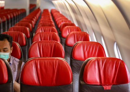 إندونيسيا.. مسؤول طبي يتسلح بالكمامة ويذهب إلى ووهان !