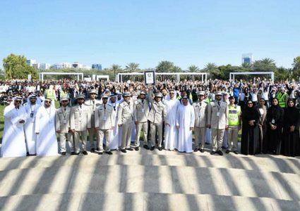 الإمارات تدخل "غينيس" بأطول سلسلة تصافح بالأيدي في العالم