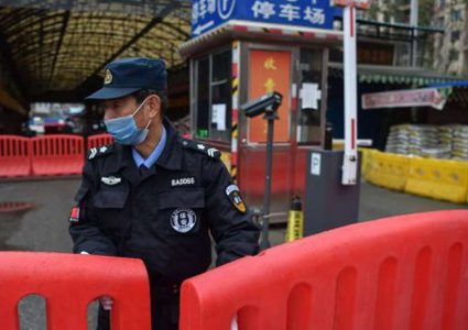 الصين.. مواطن يخاطر بحياته لتقديم هدية ثمينة لمركز شرطة