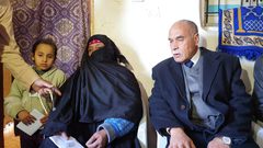 أبو سمهدانة يسلم مكرمة الرئيس لعائلة السواركة