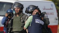 اصابة صحفي خلال مواجهات عقب مسيرات منددة بـ"صفقة القرن" في الخليل