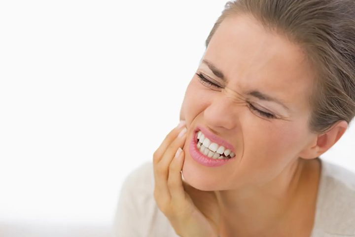 طرق طبيعية للتخفيف من ألم تسوس الأسنان