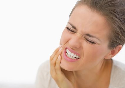 طرق طبيعية للتخفيف من ألم تسوس الأسنان