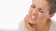 طرق طبيعية للتخفيف من ألم تسوس الأسنان