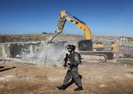 الاحتلال يخطر بهدم منزل في اللد بحجة البناء دون ترخيص