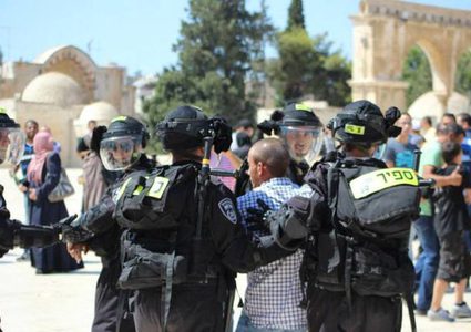 شرطة الاحتلال تبعد موظفاً عن الأقصى لمدة 6 أشهر