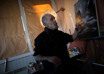 رسام بلغاري يتحدى إصابته بالعمى ويضع لمساته الأخيرة على لوحاته