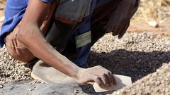 البحث عن مشتبه بهم في قتل 9 من رجال المناجم