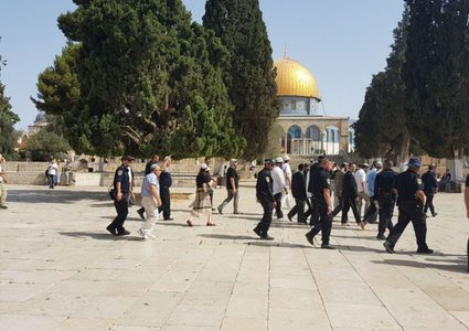 عشرات المستوطنين يقتحمون الأقصى