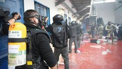 إصابات بين الأسرى في "عوفر" ونقل 38 أسيرا إلى سجون عدة