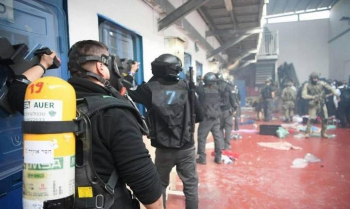 إصابات بين الأسرى في "عوفر" ونقل 38 أسيرا إلى سجون عدة