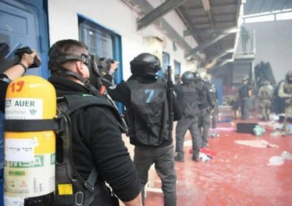 إصابات بين الأسرى في "عوفر" ونقل 38 أسيرا إلى سجون عدة