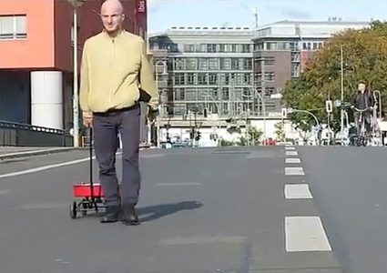 ألمانيا.. فنان يخدع يغلق شوارع برلين بخدعة ذكية لا تخطر على بال