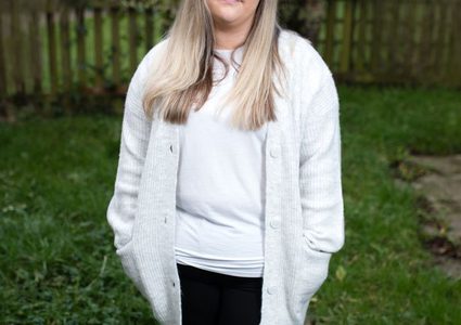 فتاة بريطانية تفقد الوعي كلما ضحكت !