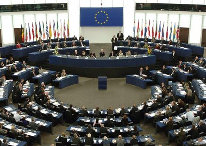 بوريل يؤكد للرئيس موقف الاتحاد الأوروبي الداعم لحل الدولتين