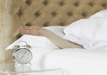 صوت معين في المنبه يجعلنا نترنح عند الاستيقاظ