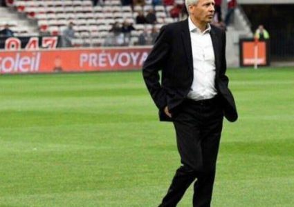 مدرب بوروسيا دورتموند يدعم الحكام في مواجهة احتجاجات اللاعبين