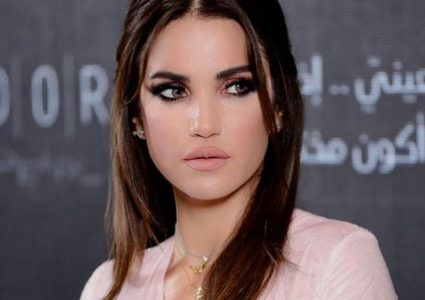 الفنانة التونسية درة تؤدي مناسك العمرة