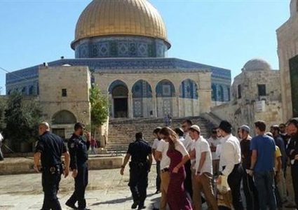 مستوطنون يقتحمون المسجد الأقصى