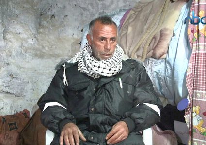 عائلة أبو عرام.. تعيد تأهيل الكهوف تمسكاً بحق البقاء