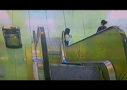 شجاعة شاب انقذ طفلة سحبها الدرج الكهربائي