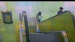 شجاعة شاب انقذ طفلة سحبها الدرج الكهربائي