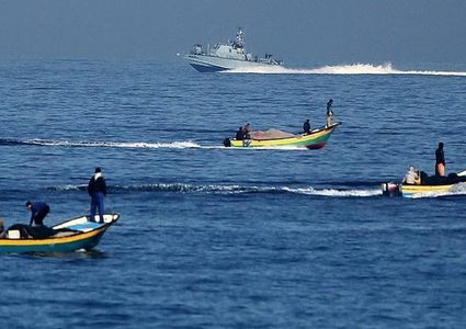 الاحتلال يهاجم مراكب الصيادين في بحر غزة