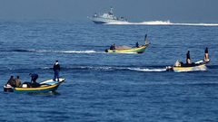الاحتلال يهاجم مراكب الصيادين في بحر غزة