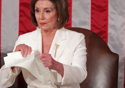 "نانسي بيلوسي" تمزق خطاب "ترامب" بعد أن رفض مصافحتها