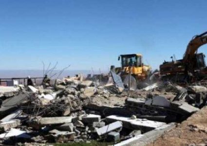 الاحتلال يهدم بركسا ويستولي على آخر غرب رام الله