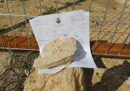 الاحتلال يخطر مواطنا من برقة بهدم بركس