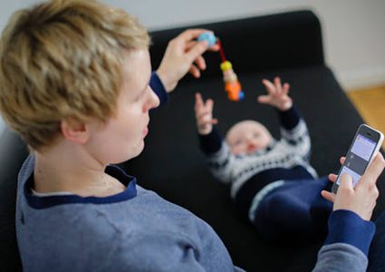 كيف يؤثر هاتفك على علاقتك بأولادك؟
