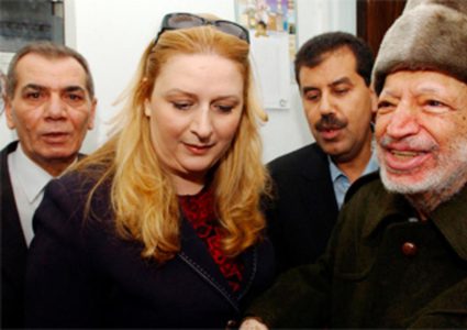 عائلة الشهيد عرفات تدين إساءة أحد المغردين السعوديين