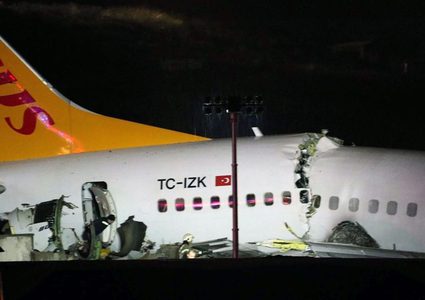 شاهد لحظة انشطار طائرة ركاب تركية