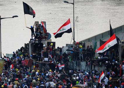 العراق :قتلى وجرحى في هجوم على محتجين في النجف