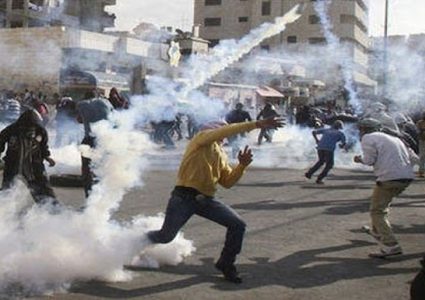 الخليل: إصابة العشرات بالاختناق ومستوطنون يعتدون على المواطنين