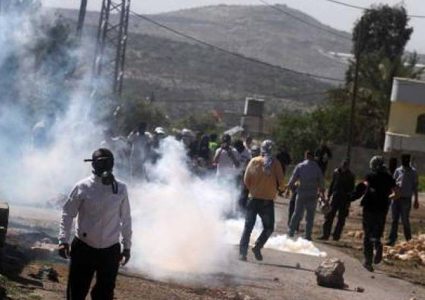 إصابات بالاختناق في مواجهات مع الاحتلال في بيت أمر بالخليل