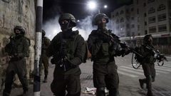 قوات الاحتلال تعتقل مواطنين من الخليل